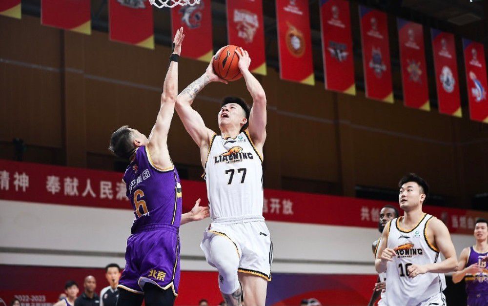 布伦森38分字母32+13尼克斯终结雄鹿7连胜　NBA圣诞大战，尼克斯主场迎战雄鹿，尼克斯目前16胜12负排在东部第6位，雄鹿则是一波7连胜，22胜7负高居东部次席，两队两天前有过交锋，雄鹿轻松取胜。